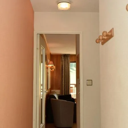 Ensoleille Avec Coin Montagne Et Balcon, Face Aux Pistes De - Fr-1-266-130